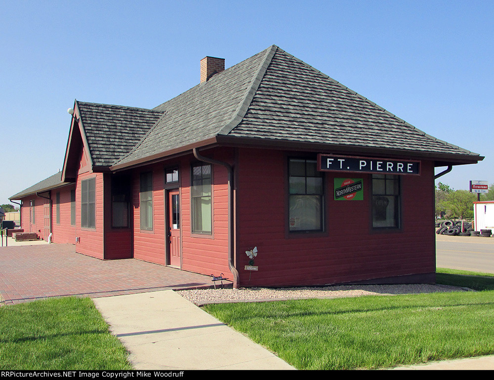 Former C&NW depot